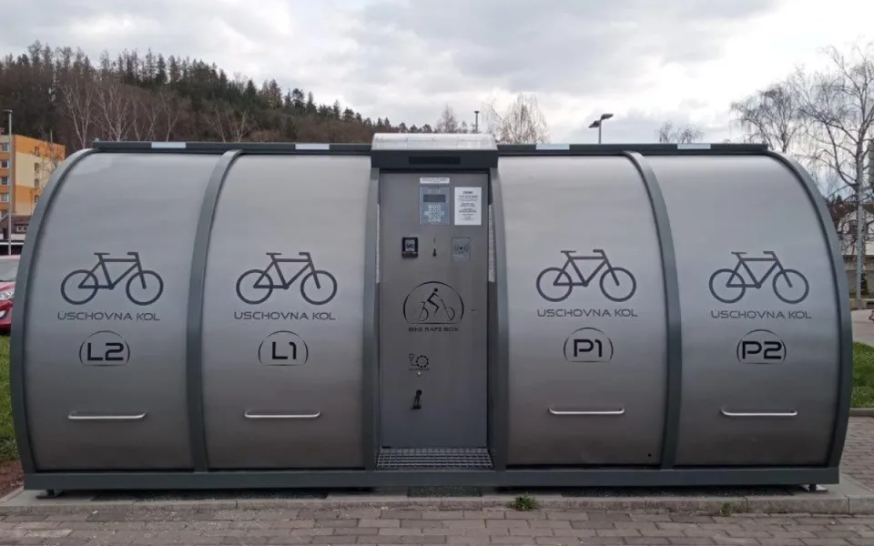 První náchodský cyklobox pro bezpečné uložení kol začal fungovat u nádraží