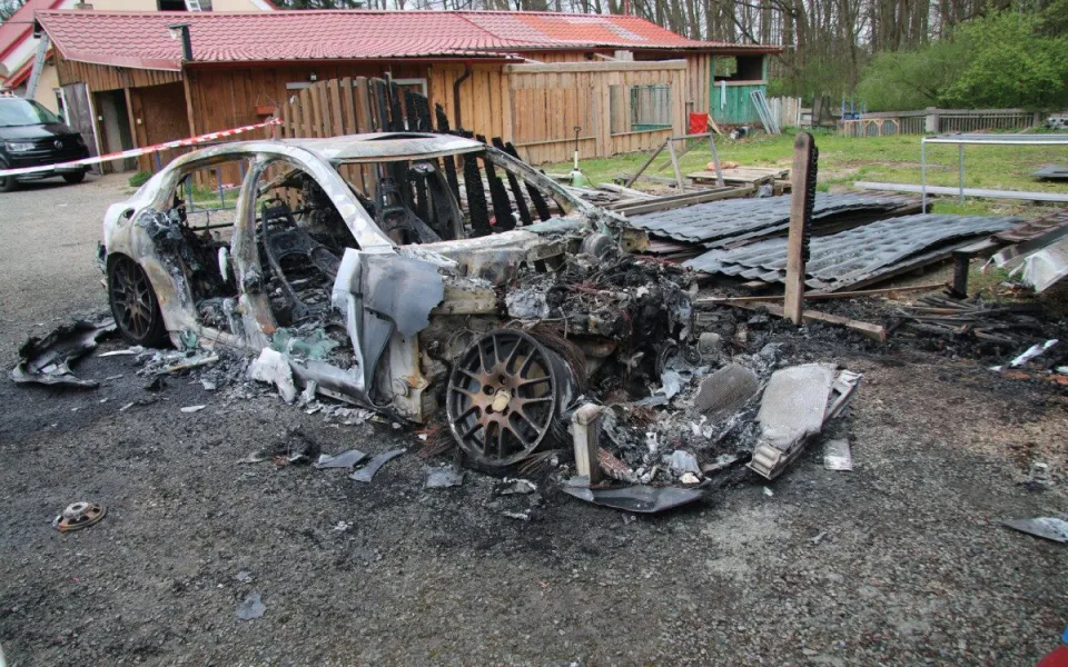 V Týništi nad Orlicí lehlo popelem Porsche. Podle policie šlo o úmysl