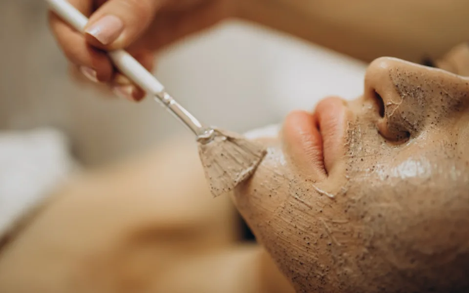 Od peelingu po parfém: jarní rituály pro krásnější já