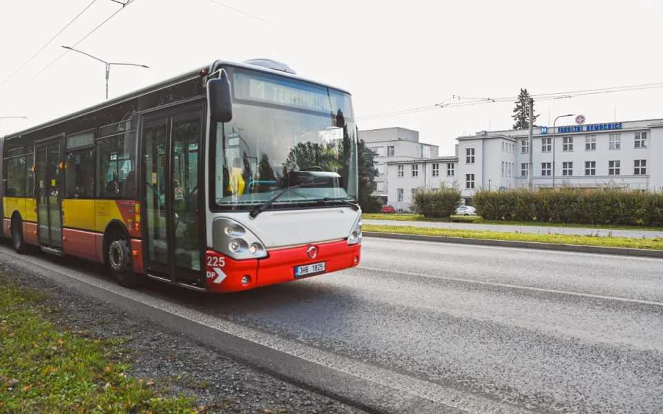 Další etapa rekonstrukce Mileta mění jízdní řád některých linek MHD