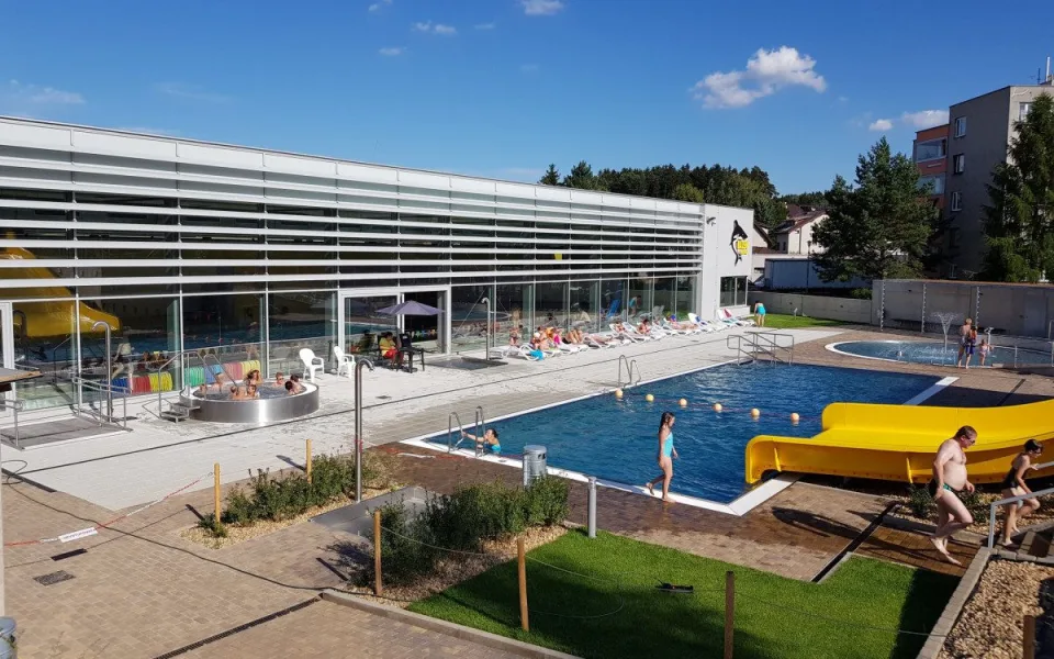 Bazén v Nové Pace bude do září zavřený, stavbaři opravují špatné izolace