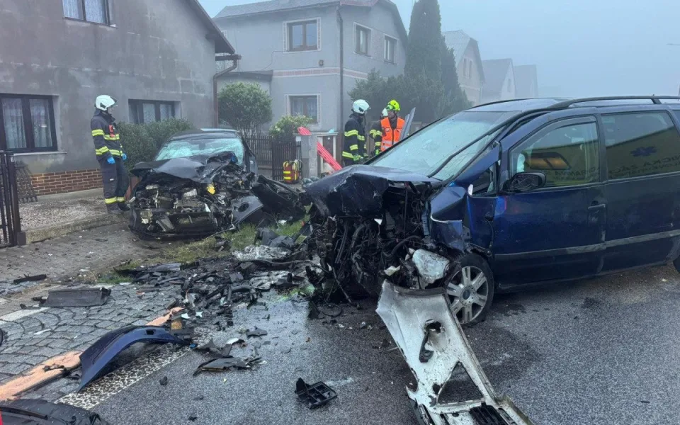 Dopravní nehoda u Holohlav na Královéhradecku ráno uzavřela silnici I/33