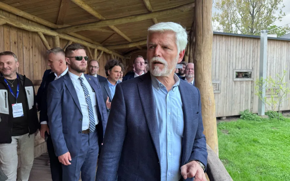 Prezident Pavel nakrmil hrochy a odpovídal na otázky studentů