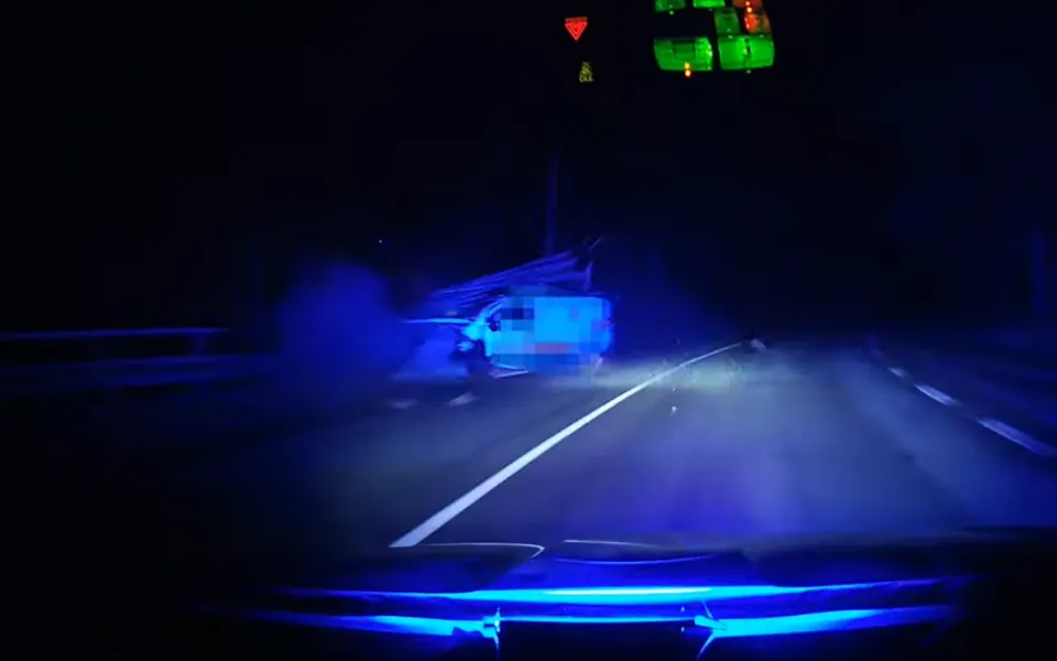 Muž se úmyslně srazil s protijedoucím vozidlem. Je obviněn z pokusu o vraždu