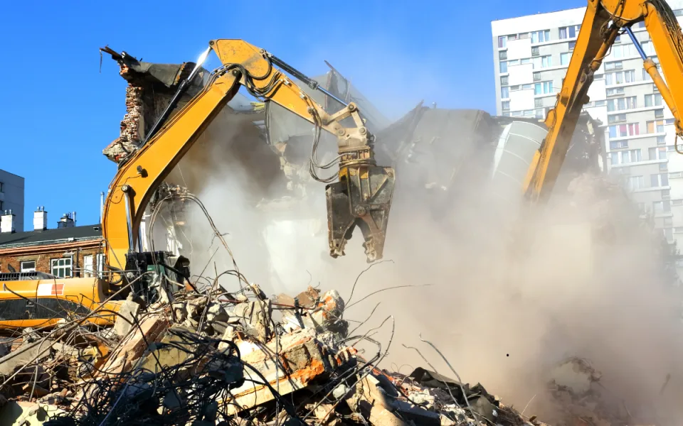 V centru Deštného v Orlických horách začala demolice národního domu