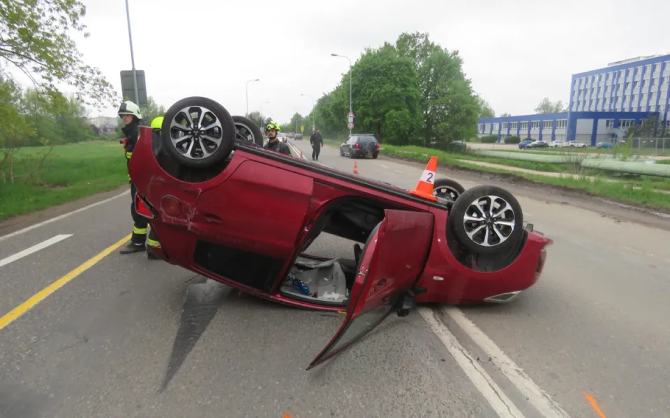 Na křižovatce ve Zborovské bourala dvě auta, jedno skončilo na střeše