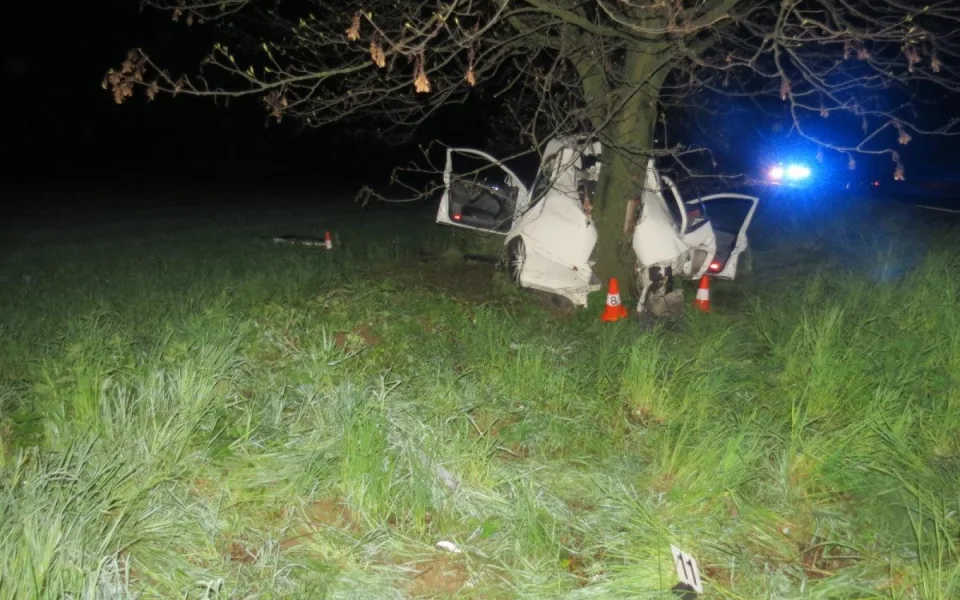 Při havárii auta zemřel u Dobrušky 19letý spolujezdec. Auto mělo smyk