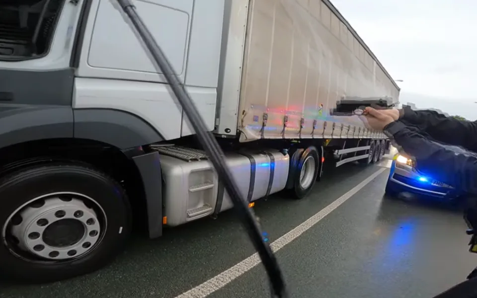 Řidič kamionu pod vlivem nechtěl zastavit. Pomohla až namířená zbraň