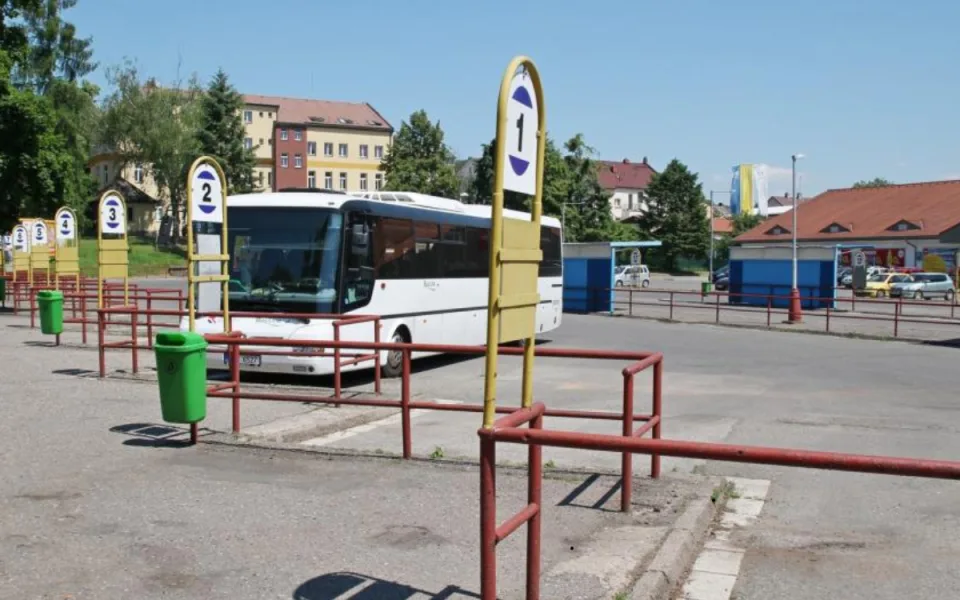 Dvůr Králové začne s opravou autobusového nádraží. Nejprve ale obnoví kanalizaci