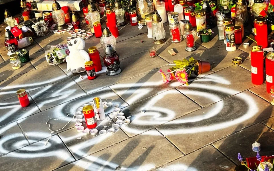 Na pomoc pozůstalým po zavražděných prodavačkách v Hradci se sešlo 2,87 milionu