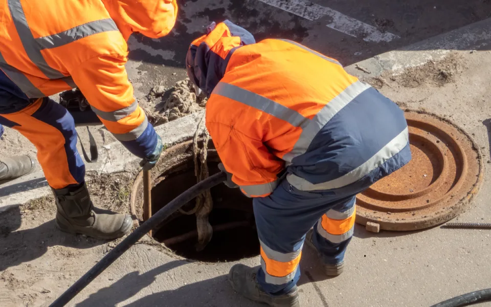 Na řidiče čekají komplikace. Dvůr Králové pokračuje ve výměně vodovodů