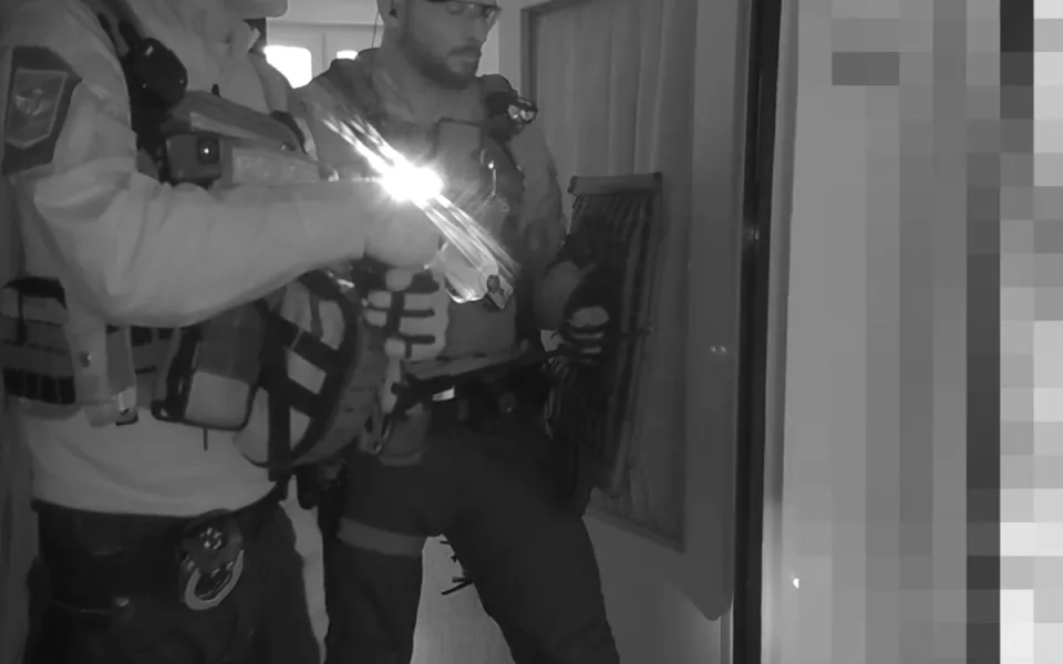 Psychiatrický pacient se sekerou v ruce ohrožoval i sebe matku. Do akce šla policie
