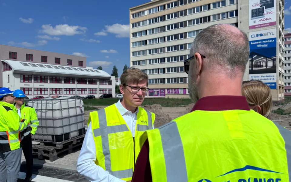 Na hradecké Miletě dělá 30 dělníků každý den. Ministr Kupka pochválil dopravu