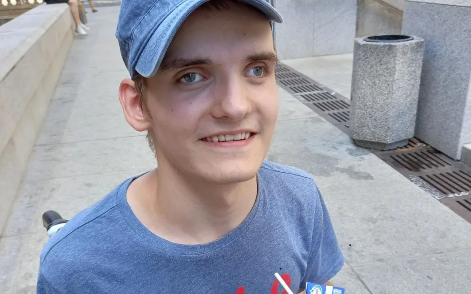 Lukáš potřebuje speciální oblek, který uleví od bolesti. Trpí mozkovou obrnou