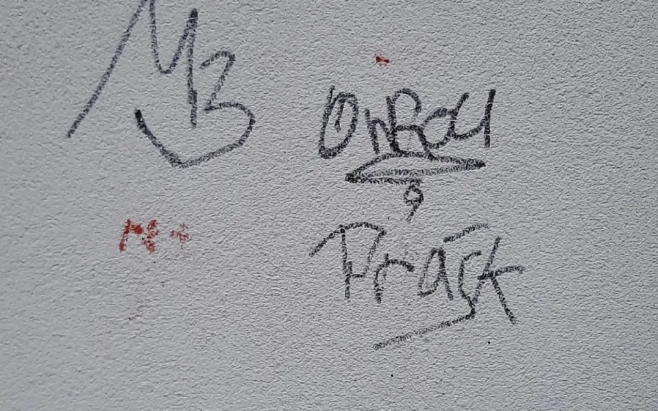 Podnapilý muž maloval na fasádu obchodu. Hrozí mu vězení