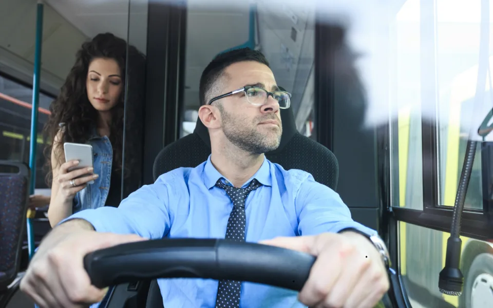 V hradeckém kraji usnadňují cestování QR kódy na autobusových zastávkách