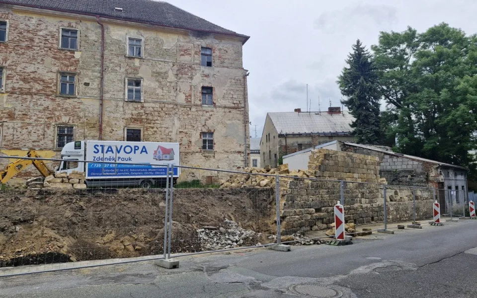 Rekonstrukce historické zdi za jezuitskou kolejí v Jičíně pokračuje