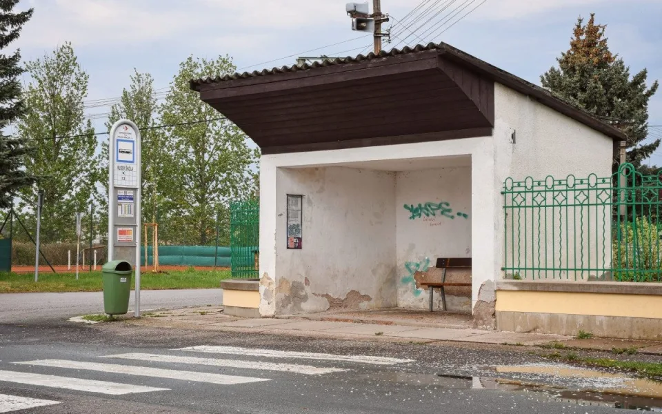 Zastávka v Ruseku projde modernizací, přístřešek nahradí nová stavba