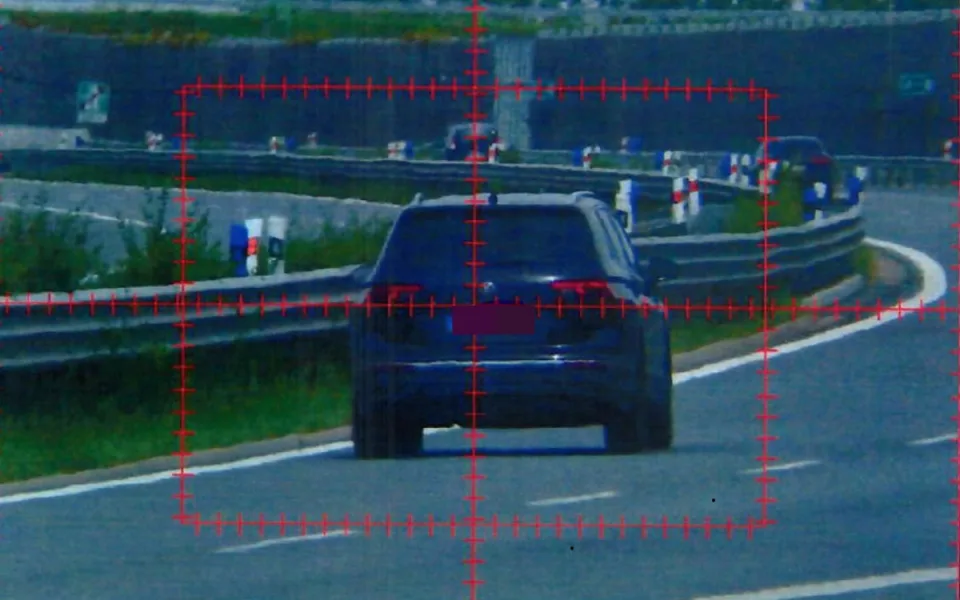 Řidič na D11 překročil rychlost o 56 km/h. Přišel o řidičák