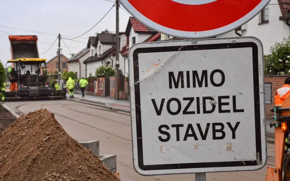 Oprava Kuklenské ulice pokračuje. Práce jsou za polovinou