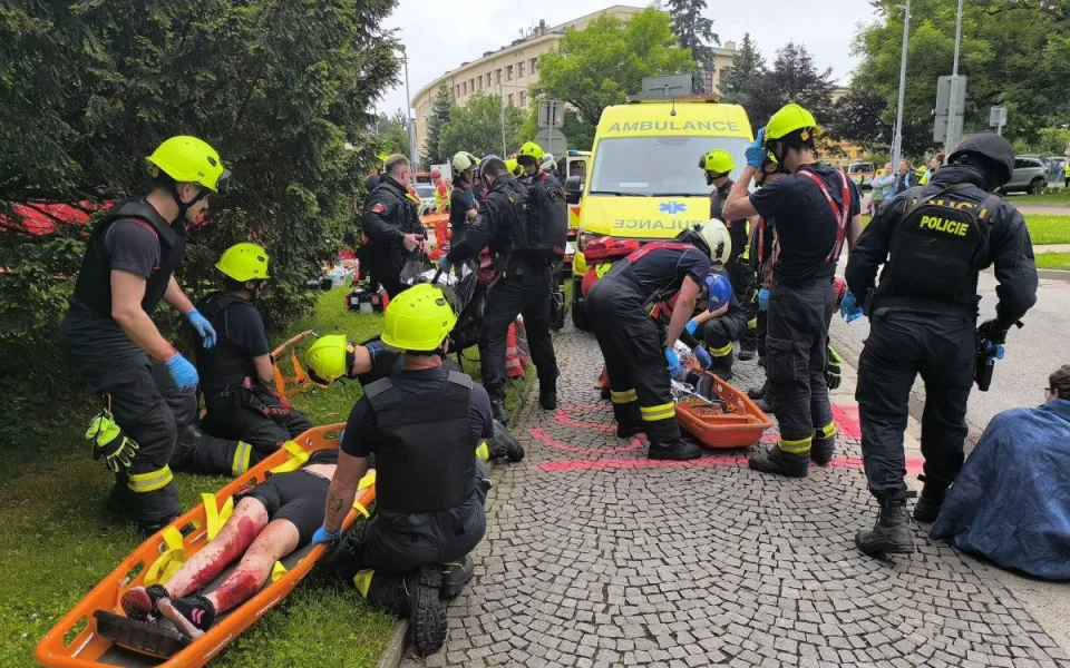Hradec cvičil zásah proti ozbrojenému pachateli: Evakuace úředníků, drony a souhra IZS