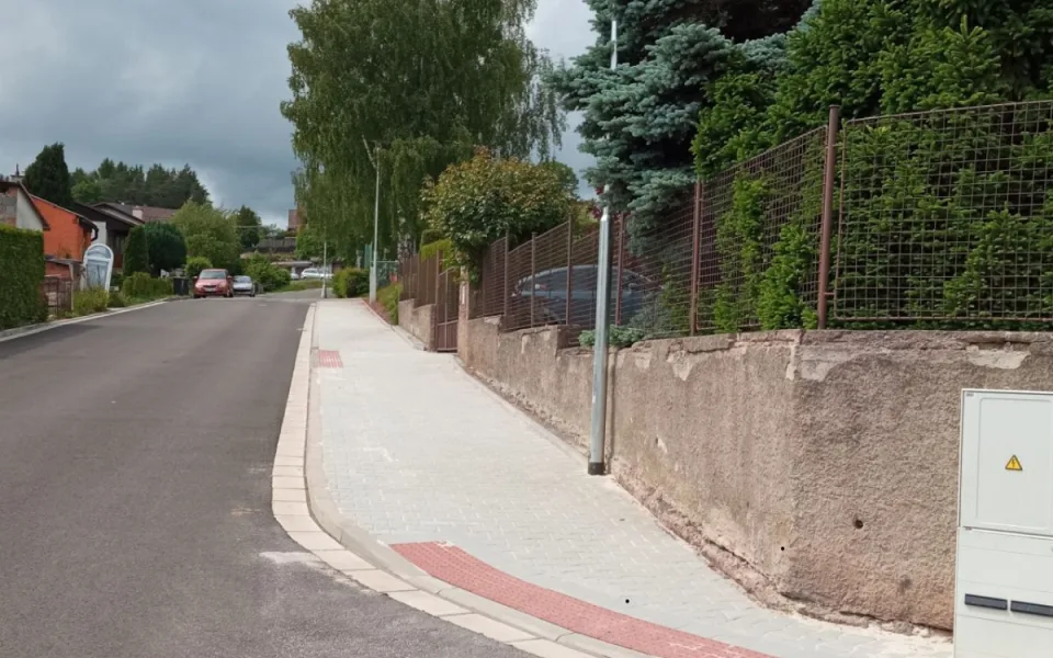 Oprava chodníku v ulici Pod Homolkou v Náchodě je hotová. Na podzim pokračují další etapy