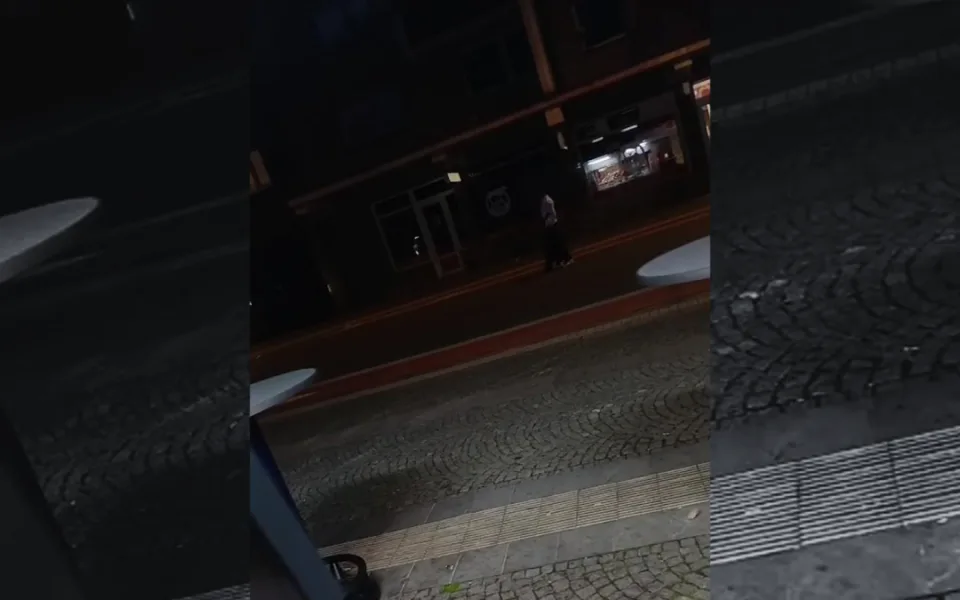 Video zachycuje možnou střelbu u hradeckého Atria. Policii incident nikdo nehlásil