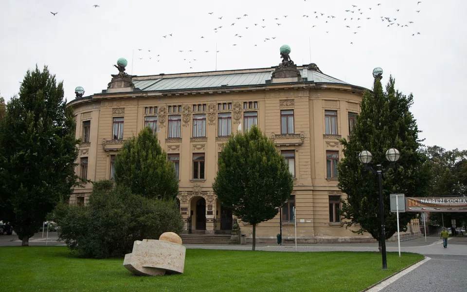 Oprava budovy Univerzity HK stála dosud 322 milionů. Hotovo má být v červenci