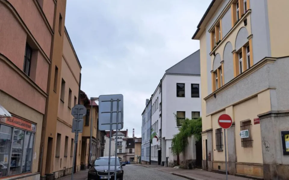 Ve Dvoře Králové se mění směr v Komenského ulici. Cílem je větší bezpečnost
