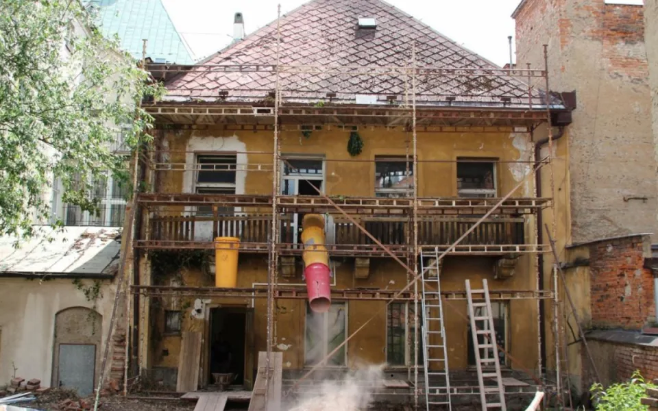 Rekonstrukce historického domu ve Dvoře Králové omezí dopravu na náměstí