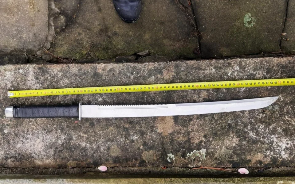 Muž vběhl do domu a začal vyhrožovat. V ruce držel 70 centimetrů dlouho mačetu