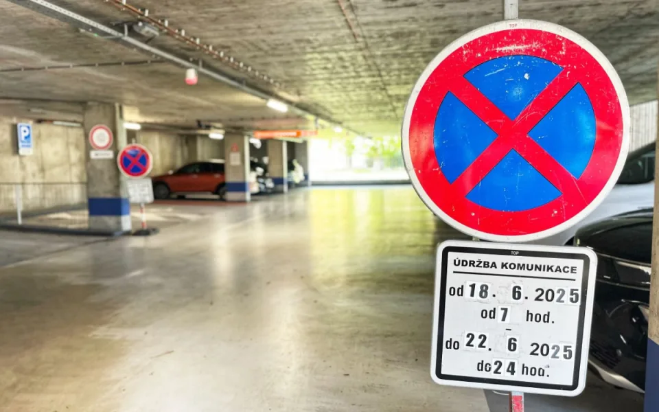 Parkovací dům Jana Gayera v Hradci uzavřen, během festivalu REGIONY se parkuje u stadionu