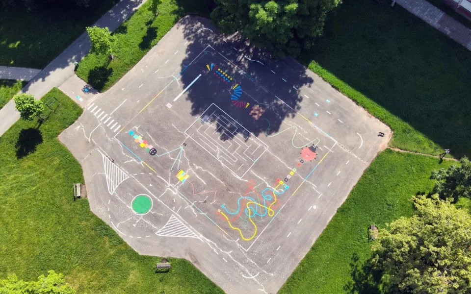 Betonový plácek u hradecké Bezručovky se díky participativnímu rozpočtu proměnil v zábavní zónu