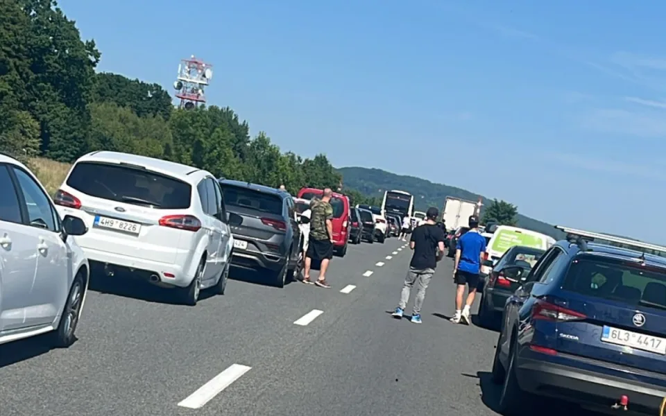 Při srážce dvou aut zemřeli dva řidiči na Jičínsku. Silnice I/16 byla uzavřená