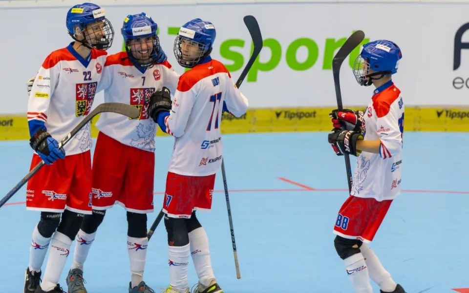 V Hradci odstartovalo hokejbalové MS juniorů! Češi na úvod dvakrát vítězní