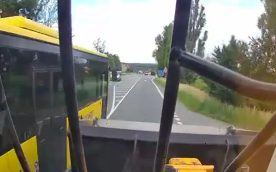 Řidič autobusu předjížděl protisměrným odbočovacím pruhem. Natočil ho svědek