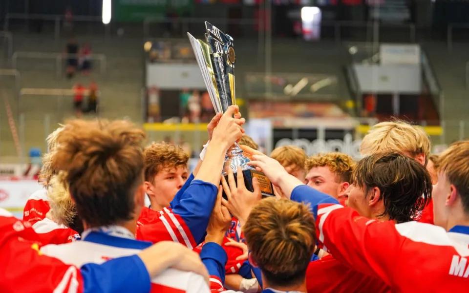Češi jako hokejbaloví vládci: na MS juniorů brali dvě zlaté medaile