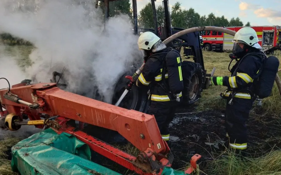 Extrémní vedra posílají hasiče do akce, na Trutnovsku shořel traktor