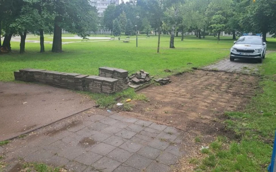 Neotřelý vandalismus: mládež rozebírala chodníky kvůli zábavě i kráse