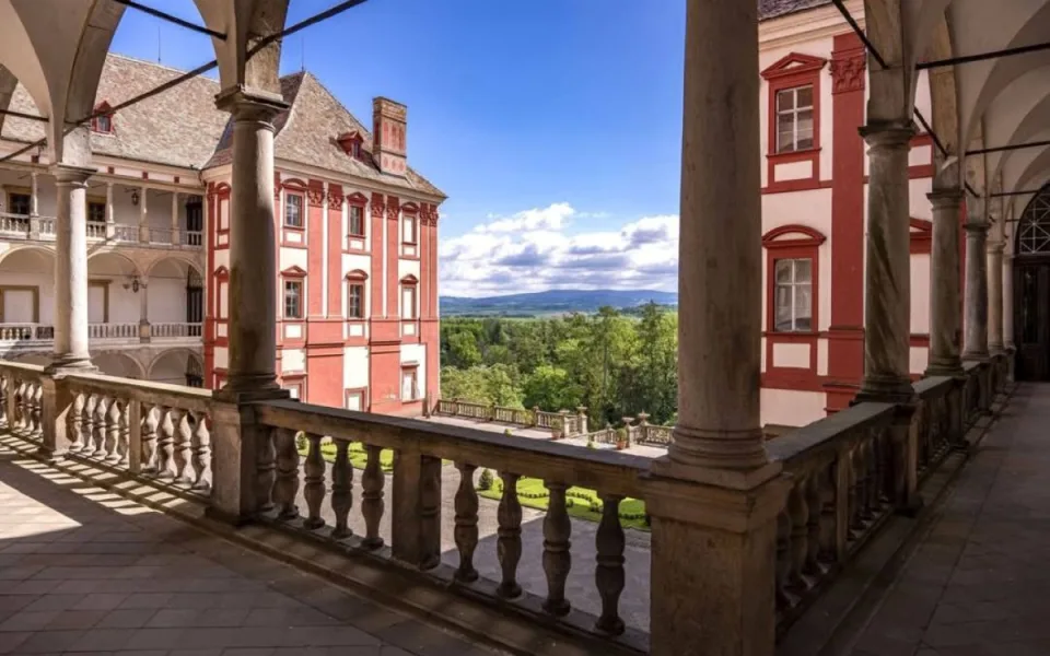 Filmaři překazí turistům plány, uzavře se kvůli nim zámek v Náchodě