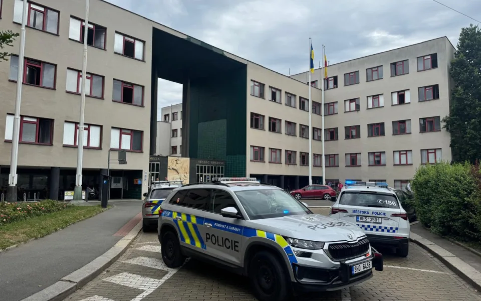 Žena přinesla na hradecký magistrát nefunkční granát, policie úřad evakuovala