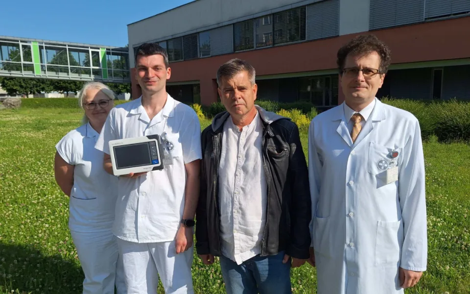 Lékaři mu zachránili život. On jim za to daroval špičkový přístroj za 184 tisíc