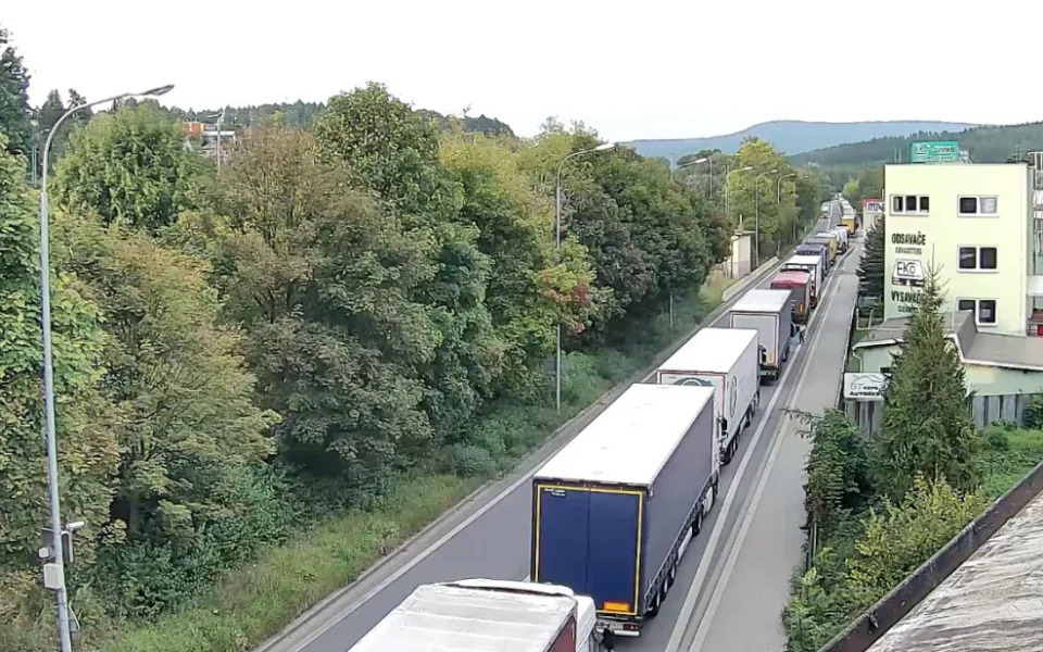 Řidiči zůstali v Náchodě viset v kolonách, začala oprava křižovatky Slávie