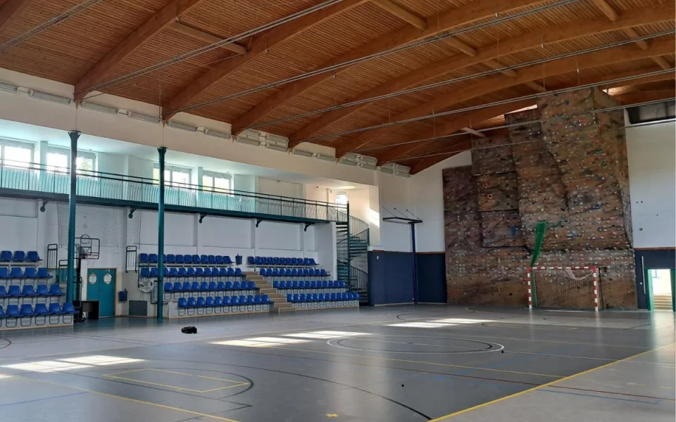 Dvůr Králové nad Labem modernizuje sportovní halu na ZŠ Strž