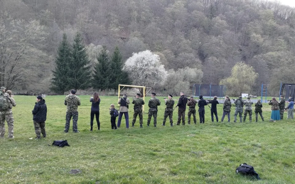 Když nám ukradnou volby, je čas na odboj: Krajský lídr hnutí Stačilo! Klusáček cvičí příznivce se zbraněmi