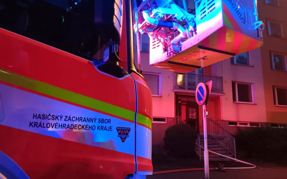 V Hradci Králové hořel byt v paneláku. Hasiči nasadili šest jednotek