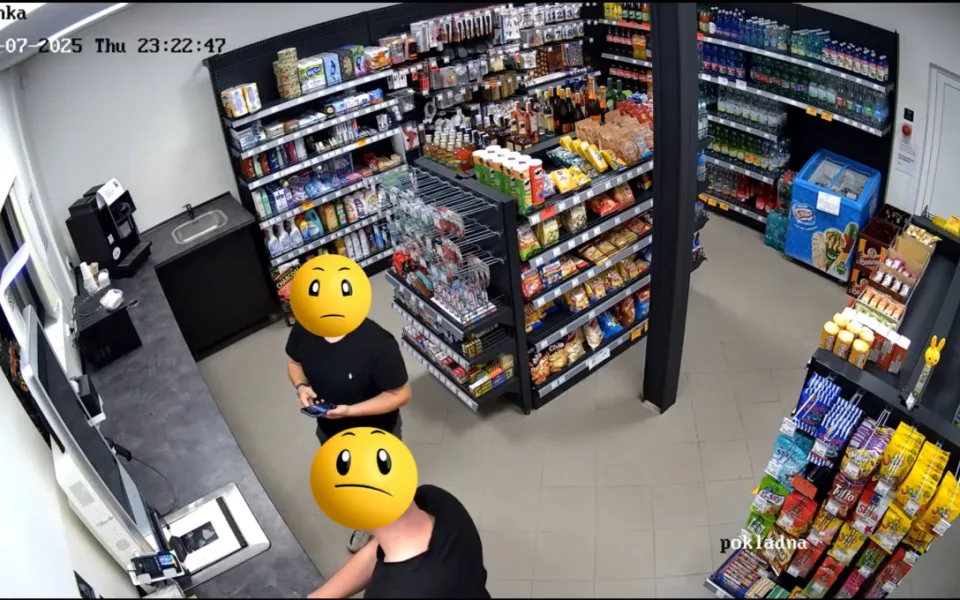 Limuzínou pro nákup bez placení? Zloděje v samoobslužném obchodě odhalila AI