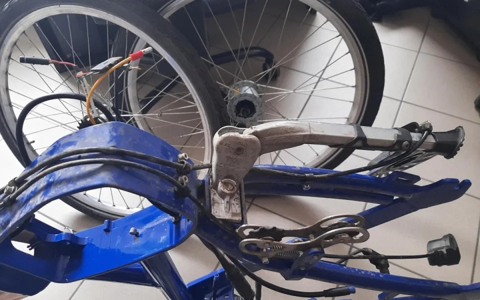 Muž odvezl kradené elektrokolo z Hradce do Borohrádku. Tam ho rozebral na náhradní díly