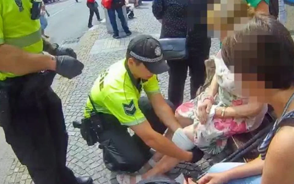 Strážníci pomohli dvěma ženám: jedna z nich ztratila vědomí, druhá silně krvácela