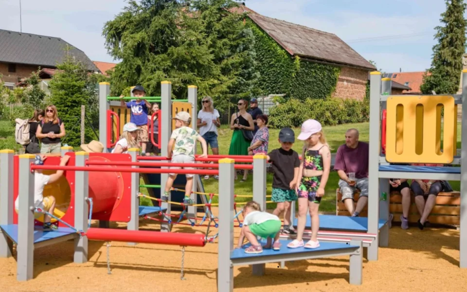 Modernizace hřiště v Mokrovousech: Nové herní prvky pro děti i dospělé
